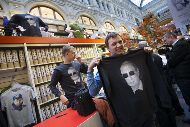 Μετά τις τίγρεις και τις καταδύσεις, ο Πούτιν τώρα και σε μπλουζάκι